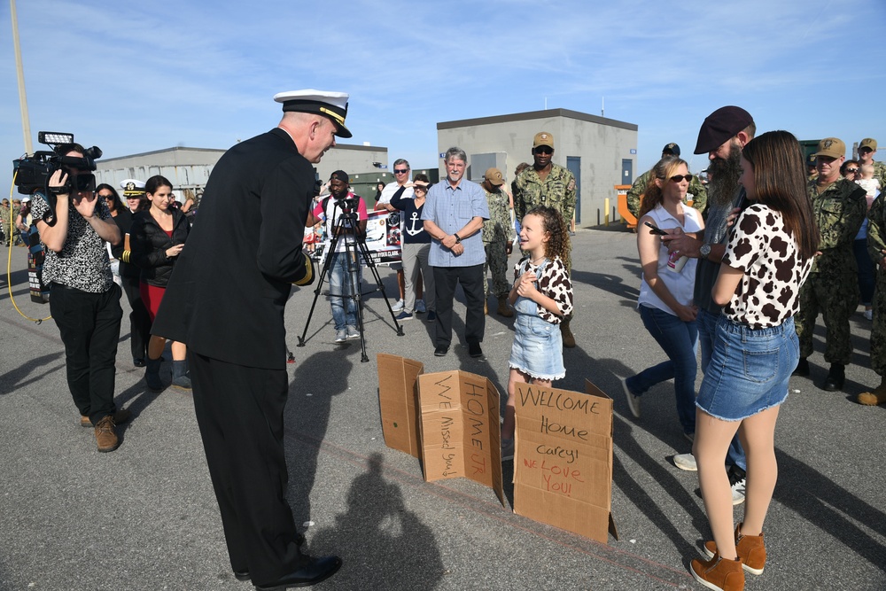 Commander of U.S. Naval Forces Southern Command/U.S. 4th Fleet Meets Family Members of Sailors Assigned to USS Sioux City as the Ship Returns