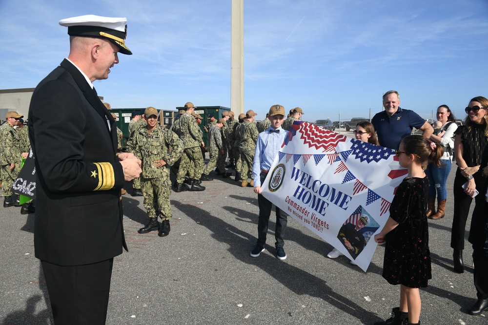 Commander of U.S. Naval Forces Southern Command/U.S. 4th Fleet Meets Family Members of USS Sioux City's XO as the Ship Returns