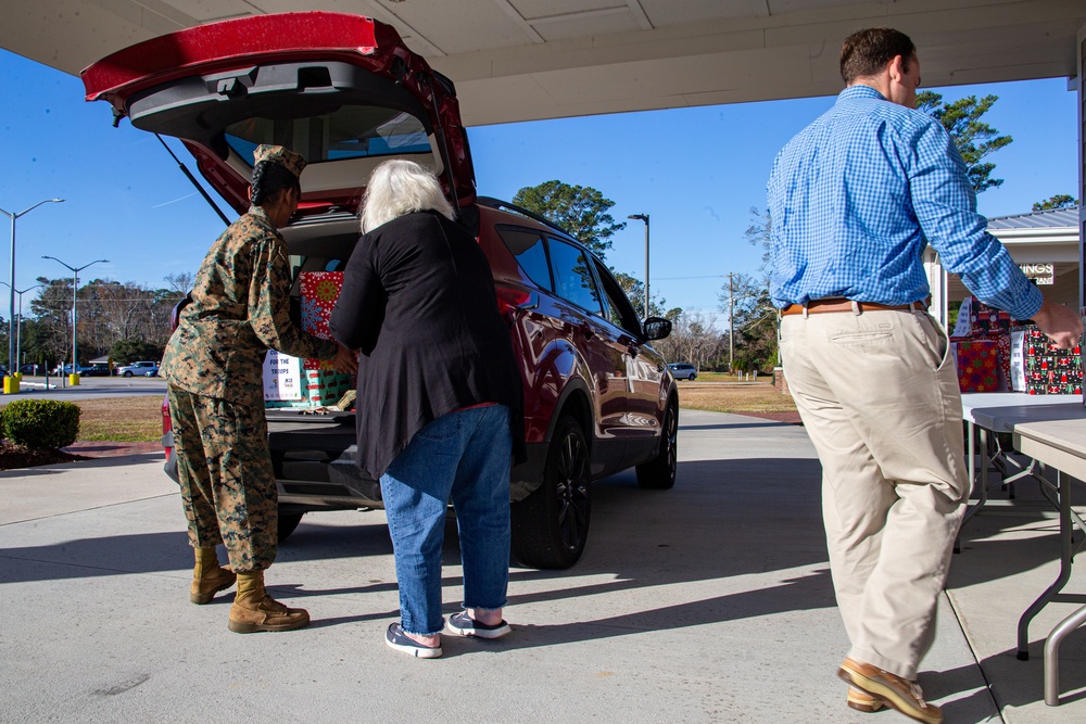 ‘MAC’ delivers holiday treats to service members