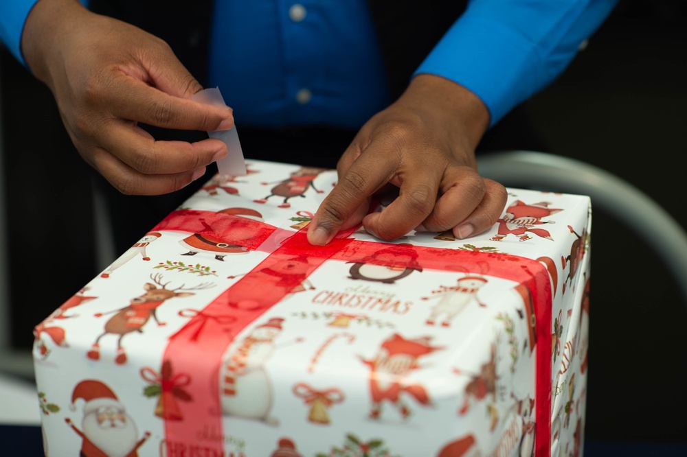 'Tis the season for free gift wrapping