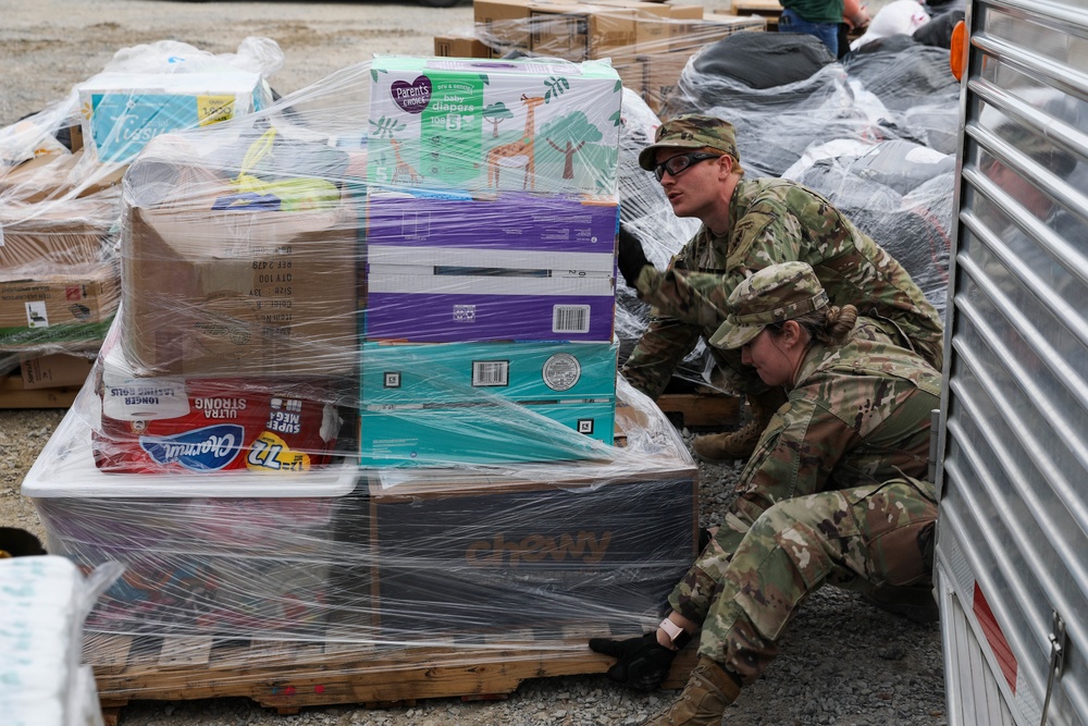Soldiers load palatized supplies for tornado relief efforts