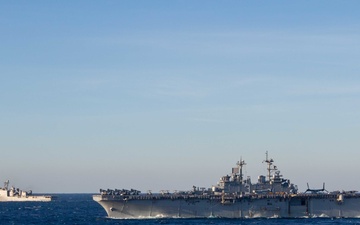 Kearsarge Amphibious Ready Group Sails in Formation