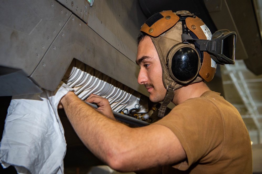 USS Carl Vinson (CVN 70) Sailors Conduct Maintenance in 7th Fleet