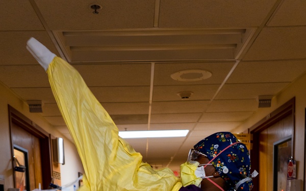 US Army respiratory therapist cares for civilian patients in Dearborn, Michigan