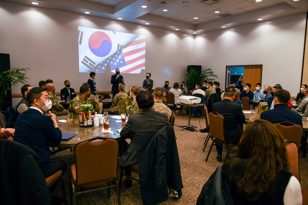 Year-end dinner celebrates lifelong alliance