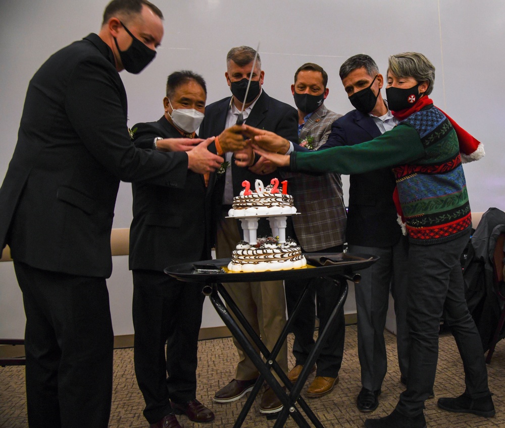Year-end dinner celebrates lifelong alliance
