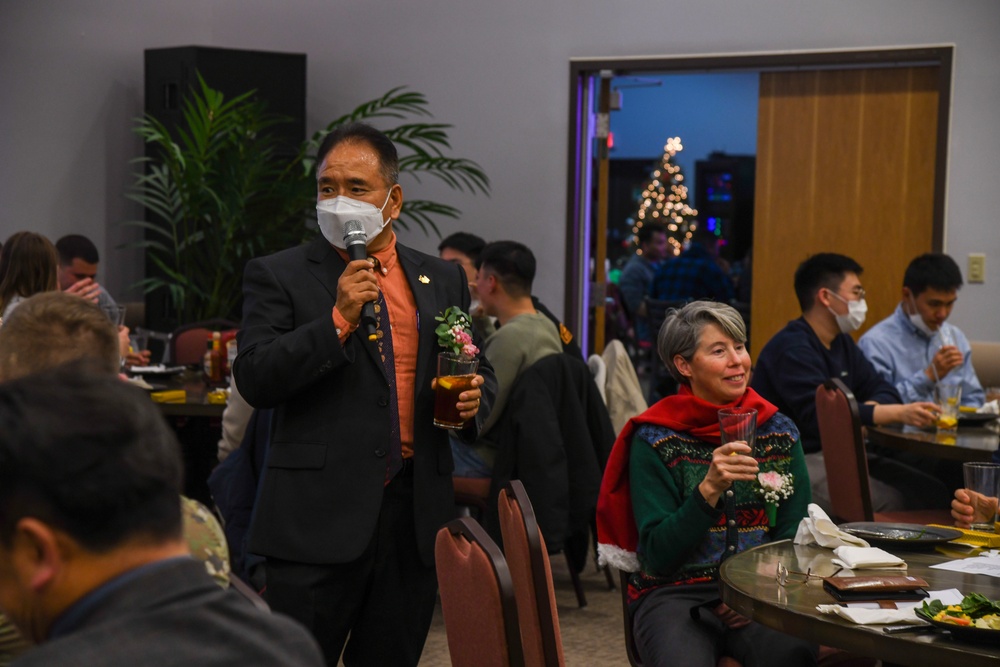 Year-end dinner celebrates lifelong alliance