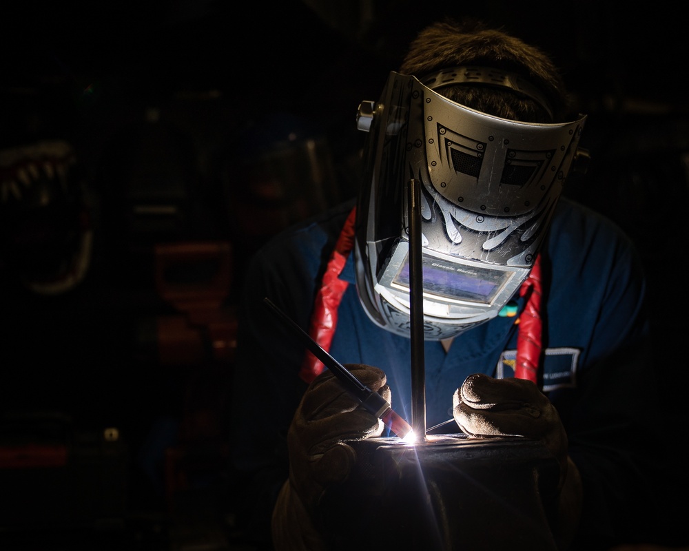 USS Carl Vinson (CVN 70) Sailors Weld in Vinson's Machine Shop