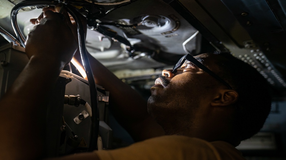 USS Carl Vinson (CVN 70) Sailors Conduct Maintenance in 7th Fleet