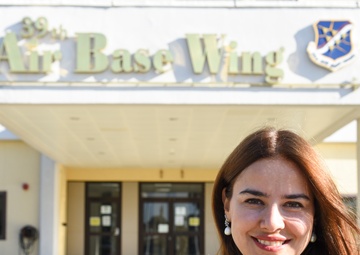 Zeynep Alaybeyoğlu: Bridging languages, cultures at Incirlik