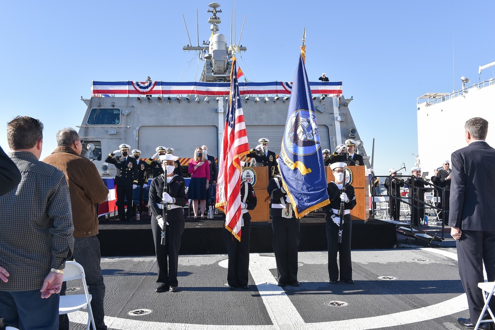 Guests render honors at the commissioning celebration for USS Kansas City (LCS 22)