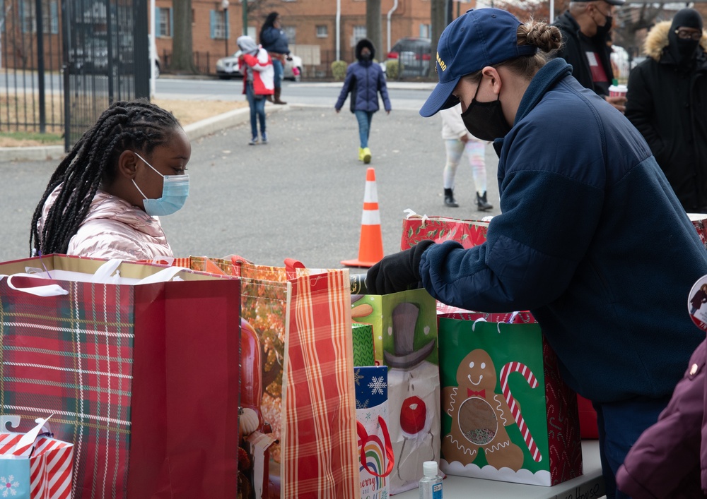Coast Guard spreads holiday cheer to D.C. community