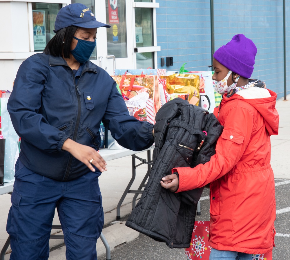 Coast Guard spreads holiday cheer to D.C. community