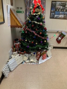 Holiday Decorations Help Mariners Feel at Home