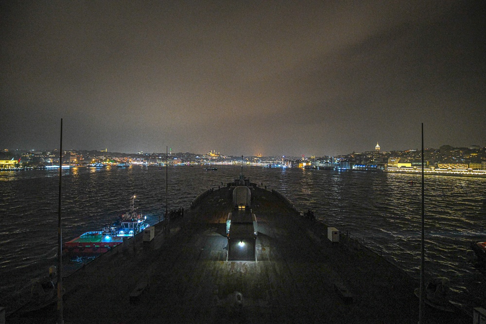 USS Mount Whitney (LCC 20) pulls into Istanbul