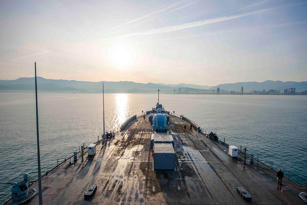 USS Mount Whitney (LCC 20) pulls into Batumi, Georgia