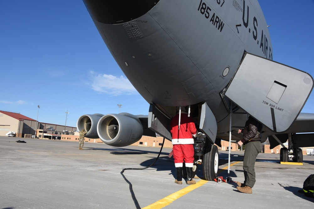 Santa crews an Air Force KC-135