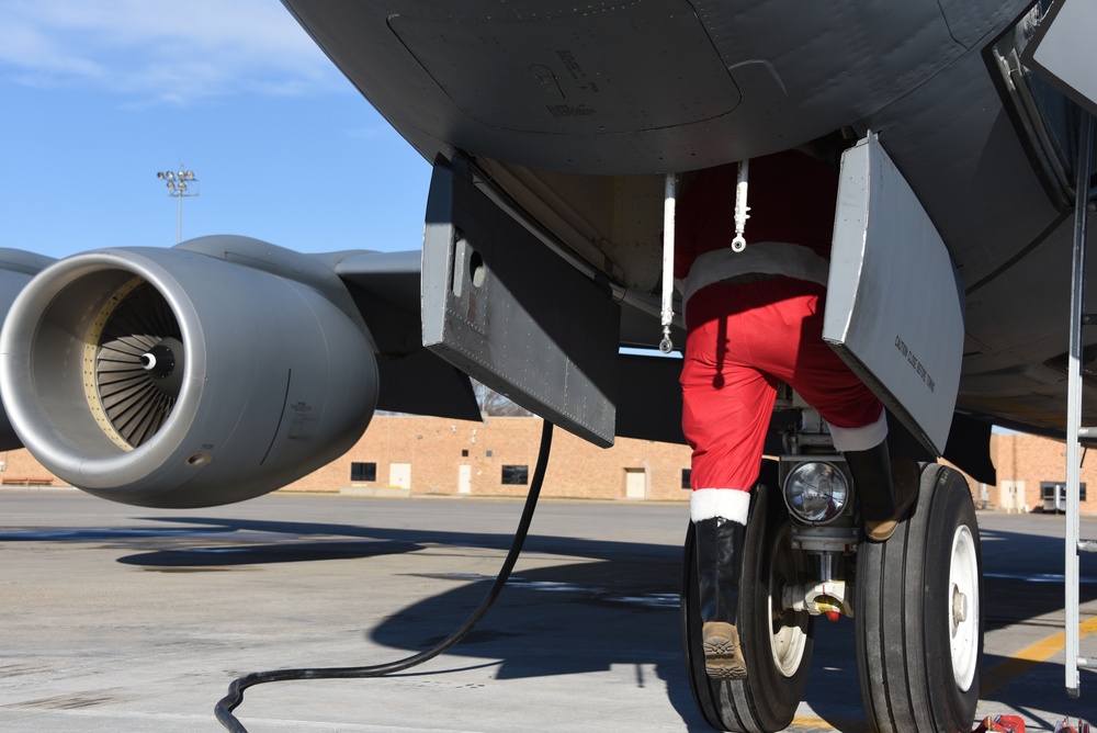 Santa crews a U.S. Air Force KC-135