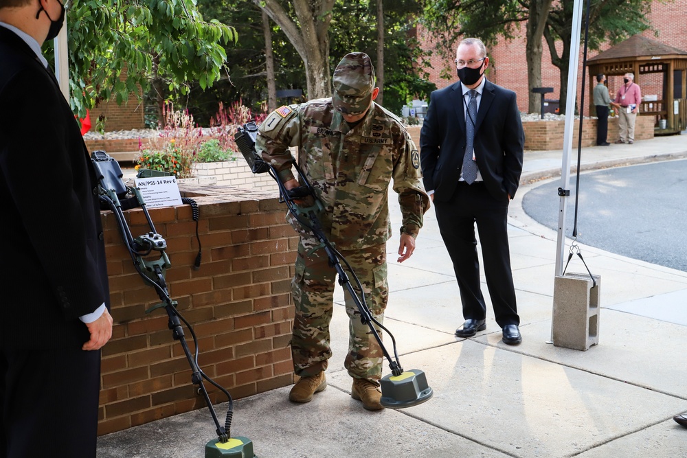 MG Brown visits Fort Belvoir Laboratories