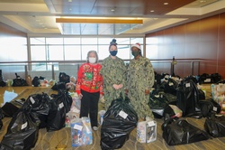 Spreading Holiday Cheer to Sailors at Naval Hospital Camp Pendleton [Image 3 of 4]