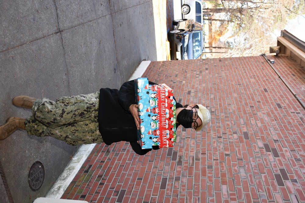 NAVSUP FLC Norfolk Makes Holidays Brighter for Families at Adopted School With Gift Drive