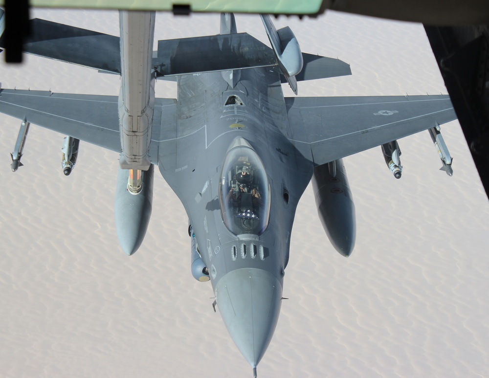 KC-10 Refuels F-16