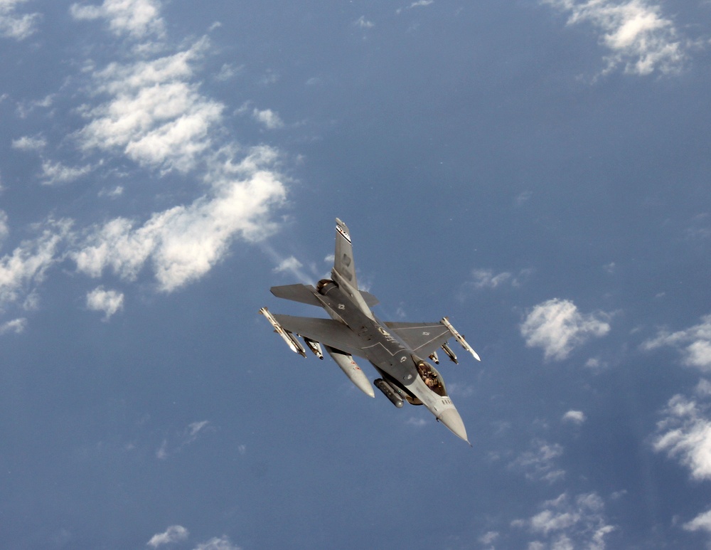 KC-10 Refuels F-16