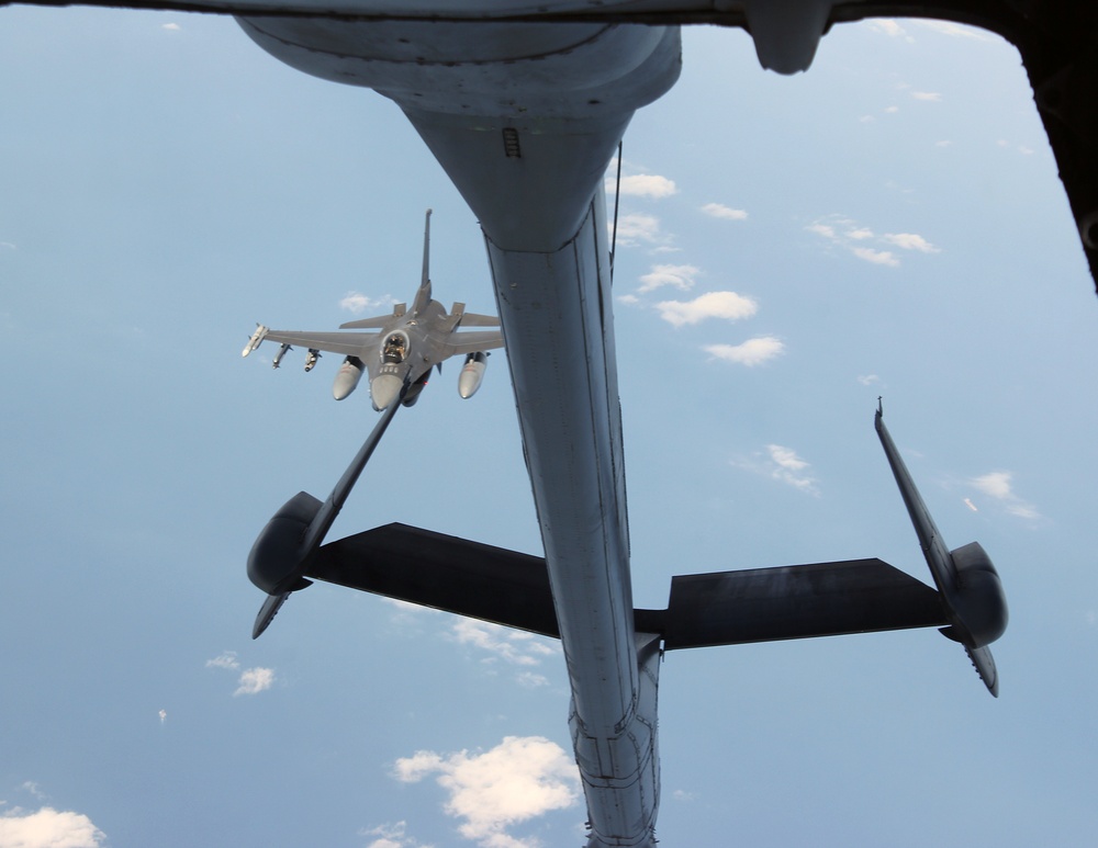 KC-10 Refuels F-16