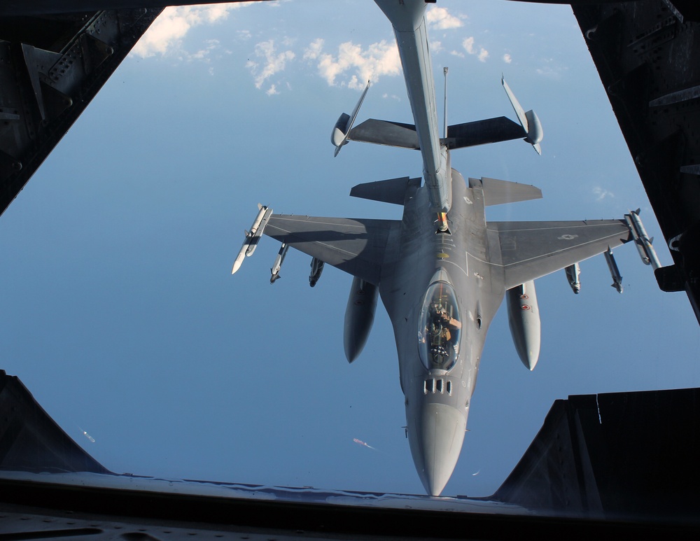 KC-10 Refuels F-16