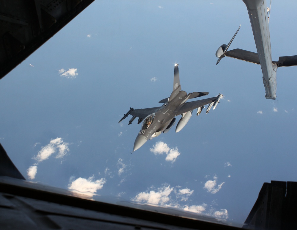 KC-10 Refuels F-16