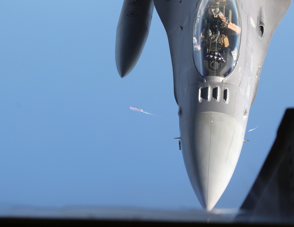 KC-10 Refuels F-16