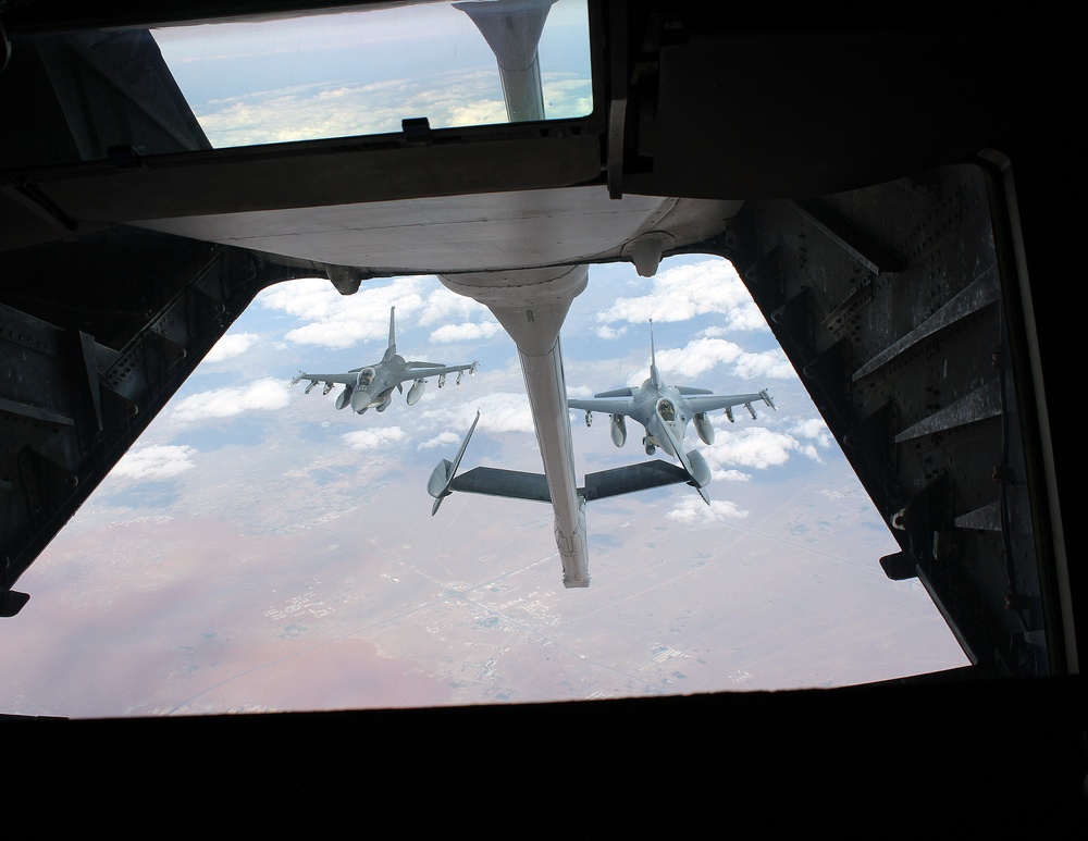 KC-10 Refuels F-16