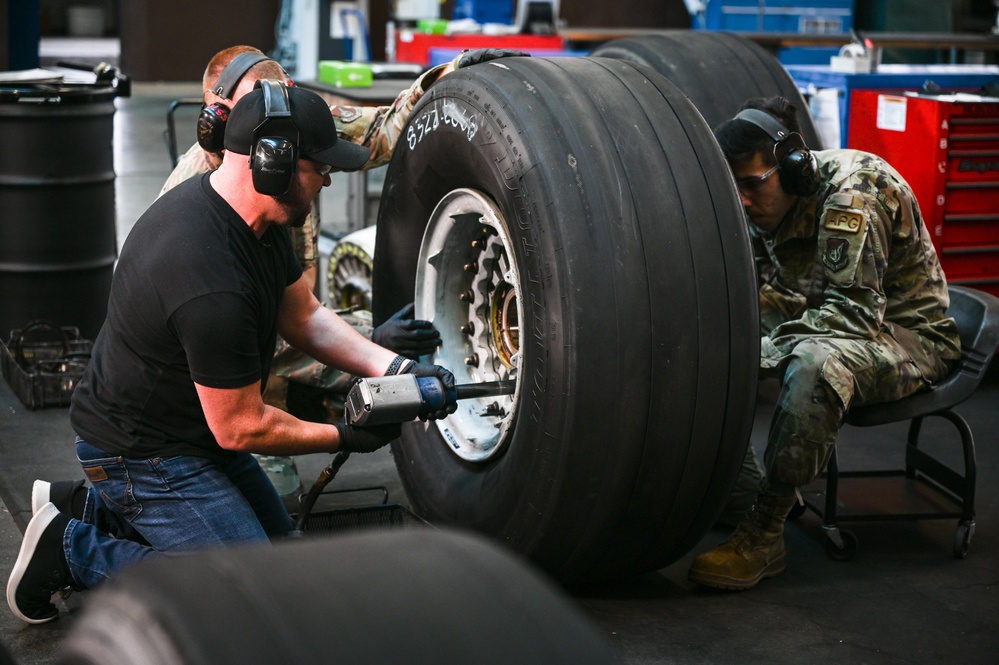Country Music Television visits JBPHH Airmen
