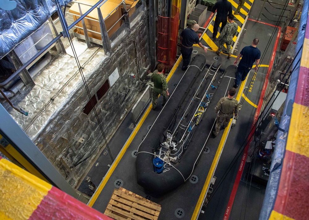USS Charleston Sailors and EODMU5 Sailors Conduct MCM exercise