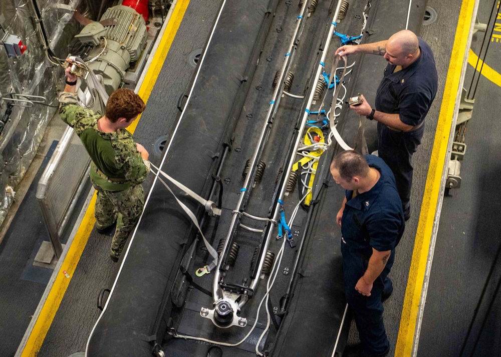USS Charleston Sailors and EODMU5 Sailors Conduct MCM exercise