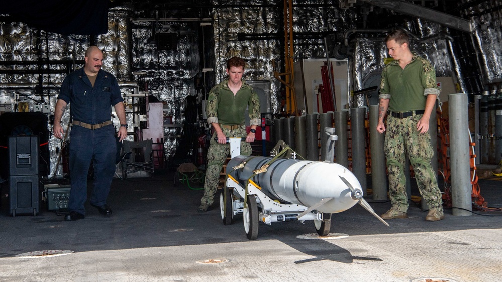 USS Charleston Sailors and EODMU5 Sailors Conduct MCM exercise