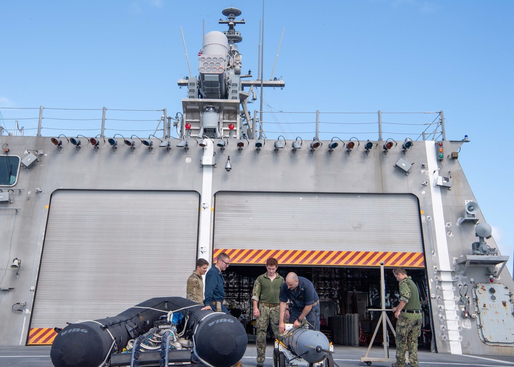 USS Charleston Sailors and EODMU5 Sailors Conduct MCM exercise