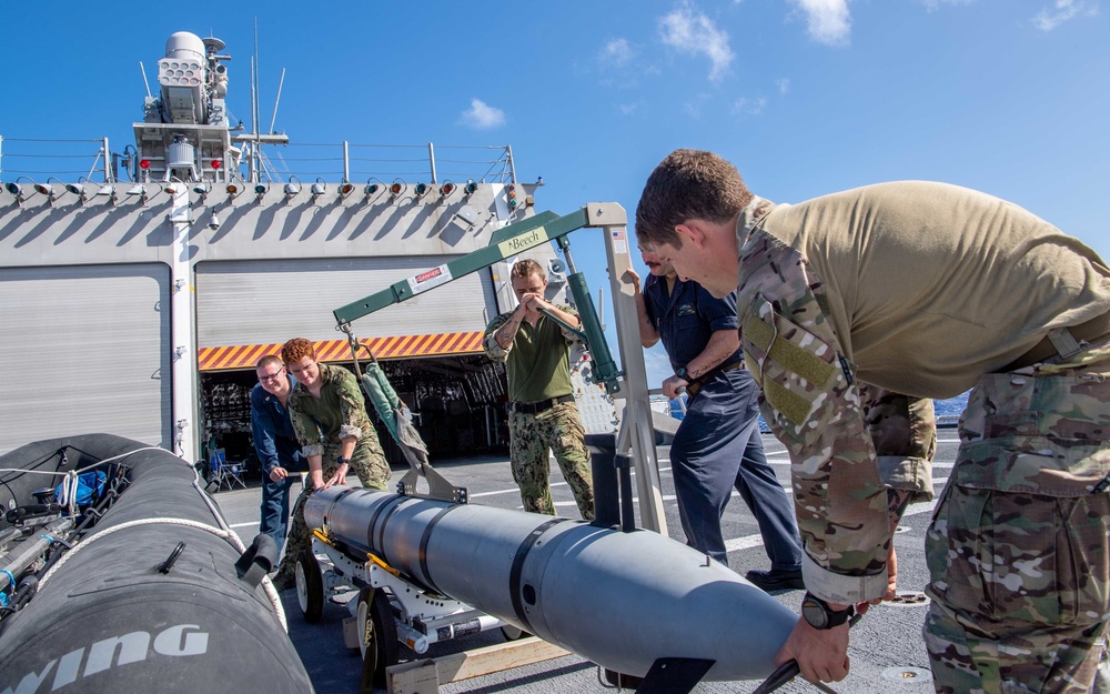 USS Charleston Sailors and EODMU5 Sailors Conduct MCM exercise