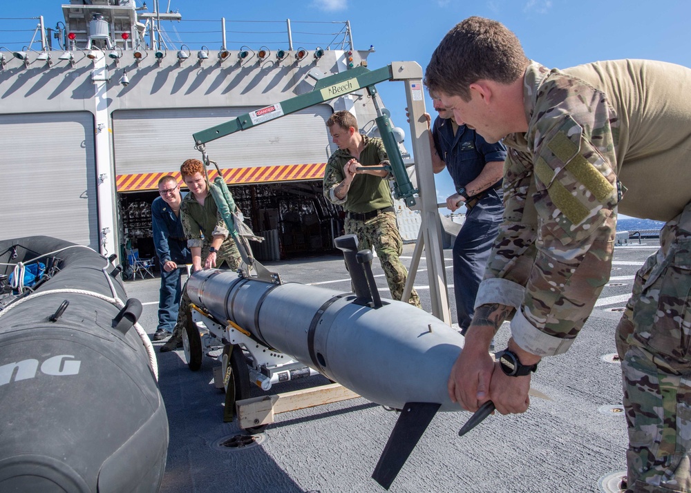 USS Charleston Sailors and EODMU5 Sailors Conduct MCM exercise