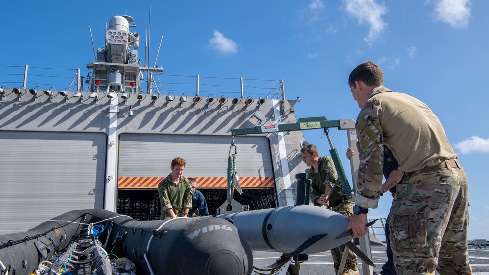 USS Charleston Sailors and EODMU5 Sailors Conduct MCM exercise