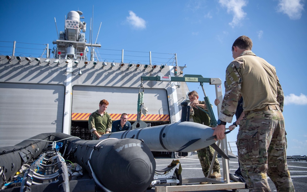 USS Charleston Sailors and EODMU5 Sailors Conduct MCM exercise