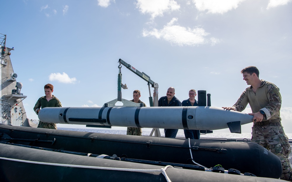 USS Charleston Sailors and EODMU5 Sailors Conduct MCM exercise