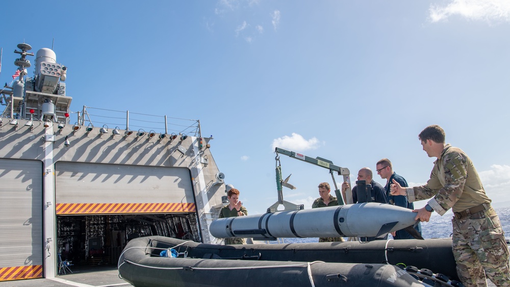 USS Charleston Sailors and EODMU5 Sailors Conduct MCM exercise