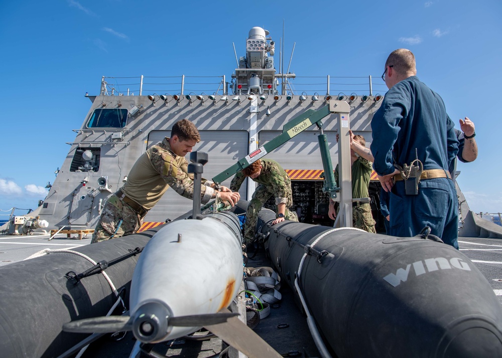 USS Charleston Sailors and EODMU5 Sailors Conduct MCM exercise