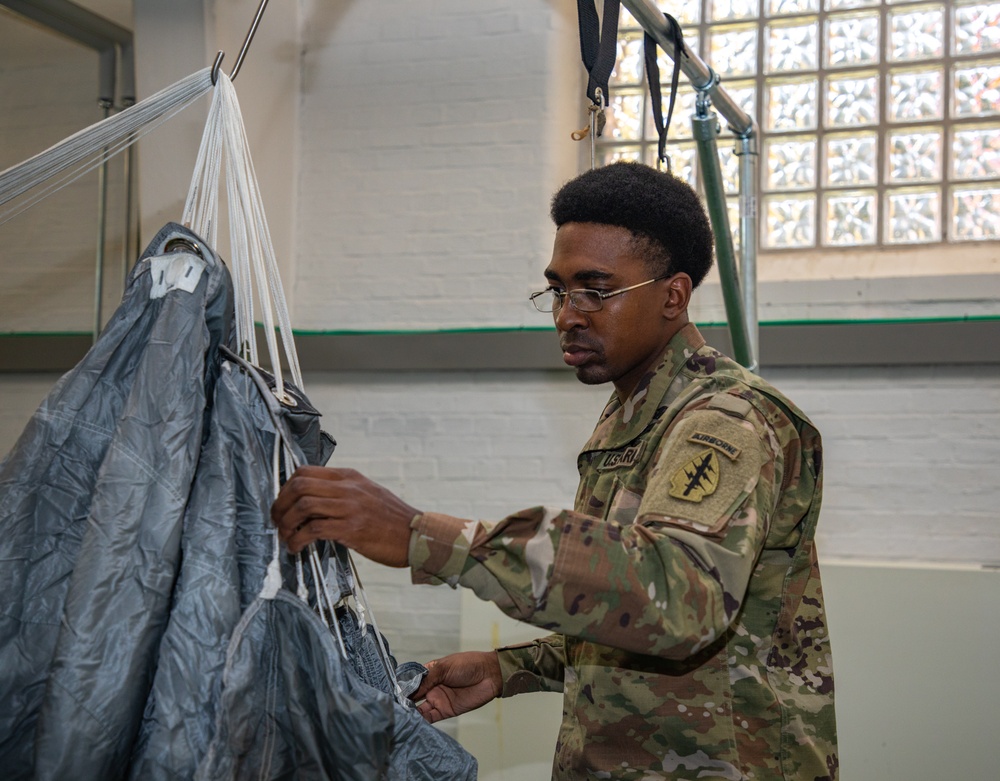 10th SFG riggers pack and inspect parachutes