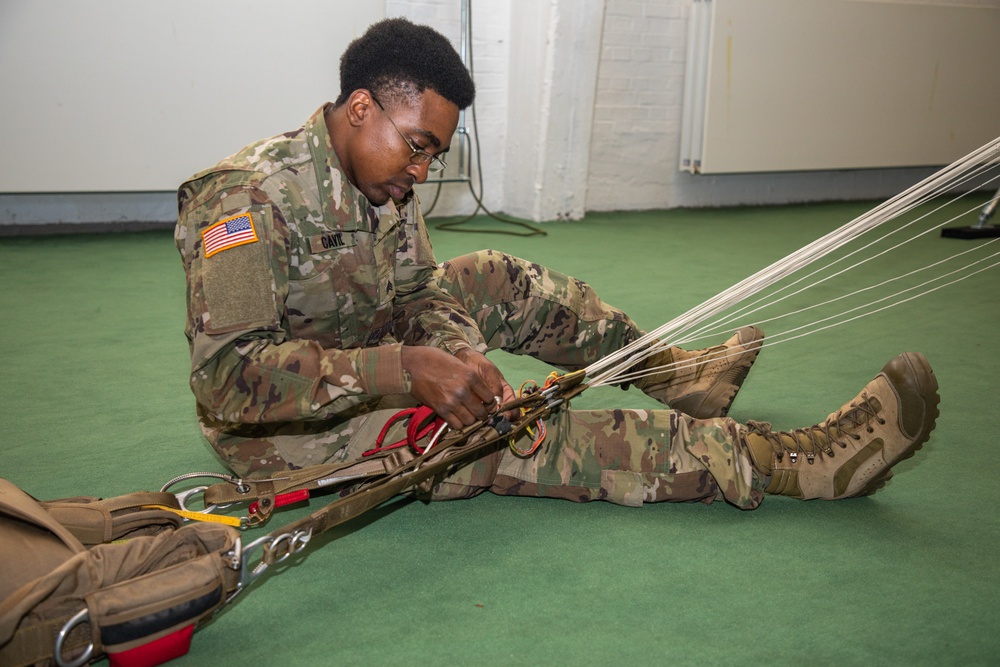 10th SFG riggers pack and inspect parachutes