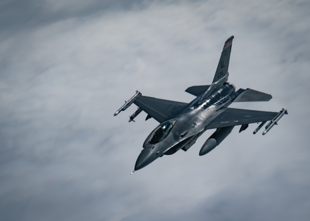 91st ARS refuels F-16s