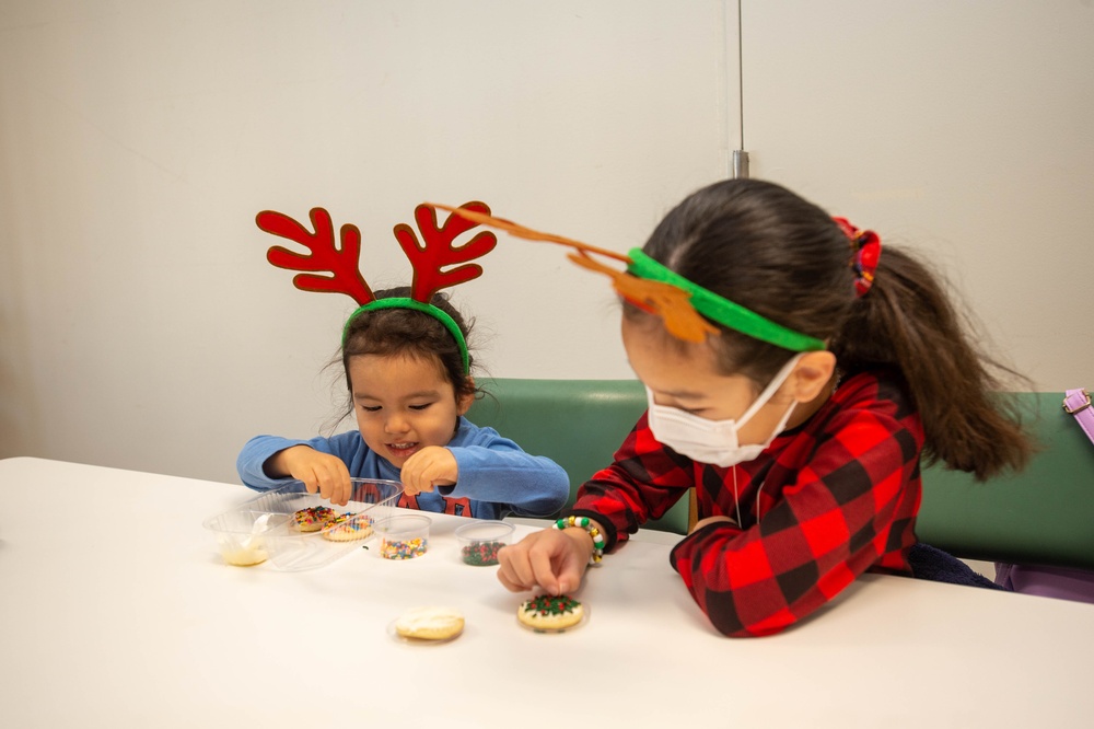 HEADLINE: USS Ronald Reagan (CVN 76) Children’s Cookie Decorating