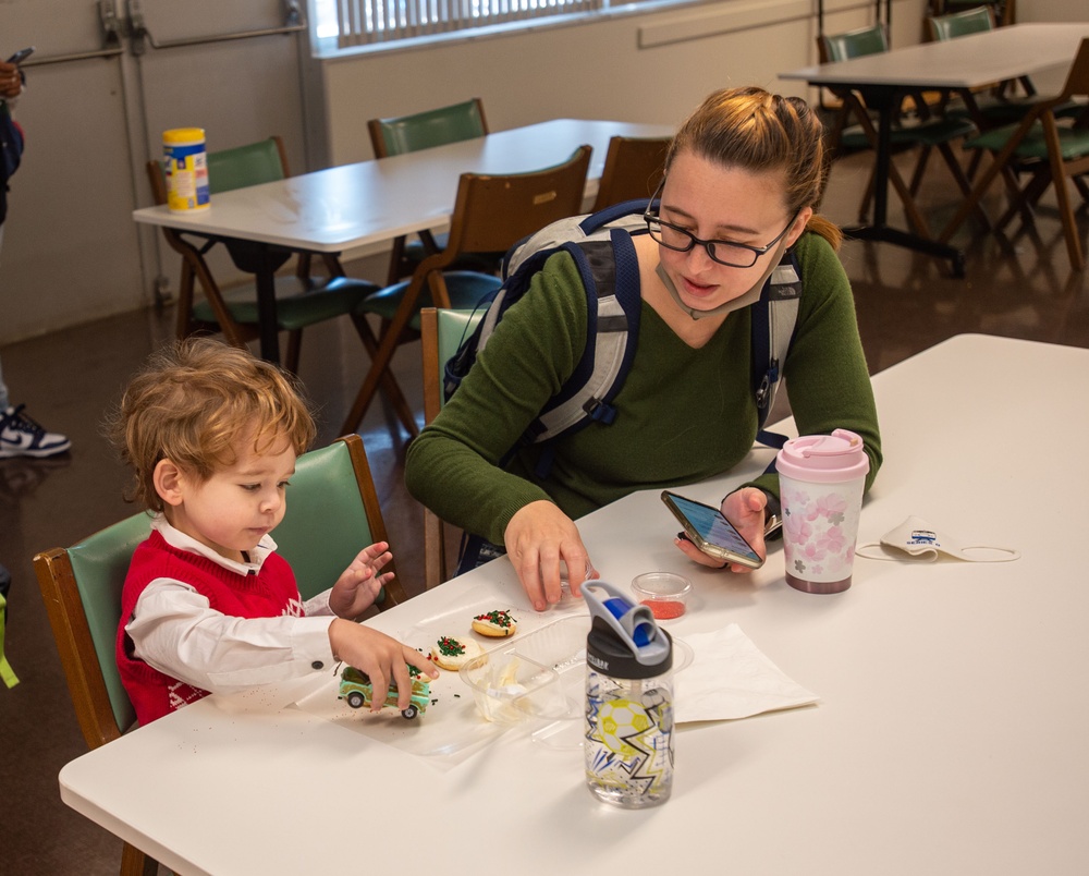 HEADLINE: USS Ronald Reagan (CVN 76) Children’s Cookie Decorating