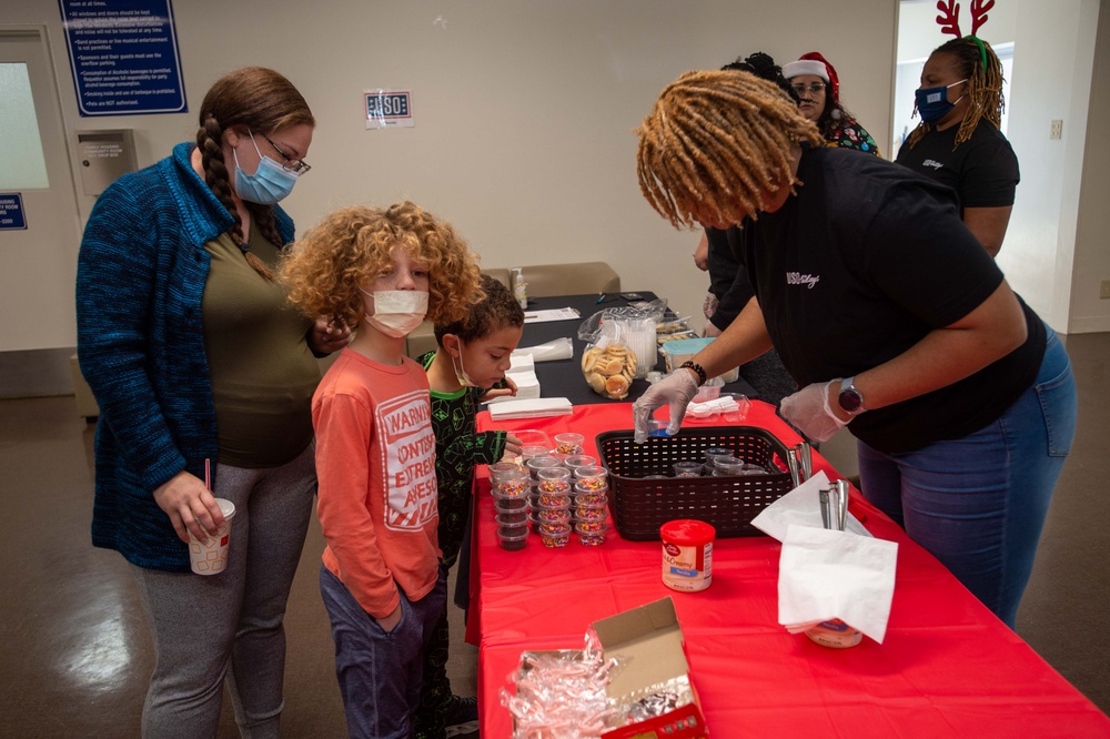 HEADLINE: USS Ronald Reagan (CVN 76) Children’s Cookie Decorating